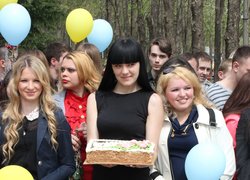 Від молодшого покоління випускникам були вручені солодкі подарунки